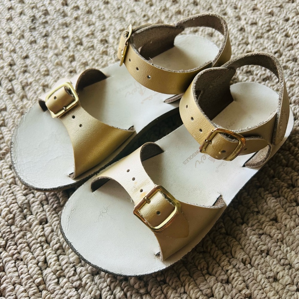 GOLD GIRL’s Salt Water Surfer sandals size 9